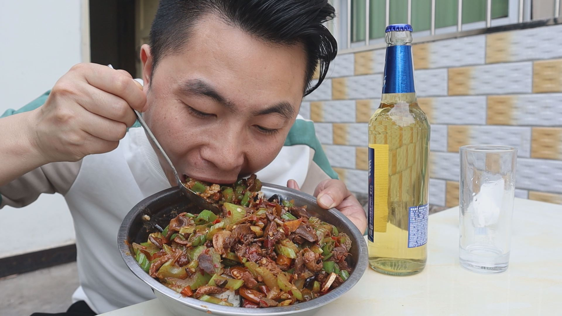 鸡杂盖饭配啤酒,鸡杂用泡椒、尖椒、干辣椒爆炒,越吃越辣越过瘾